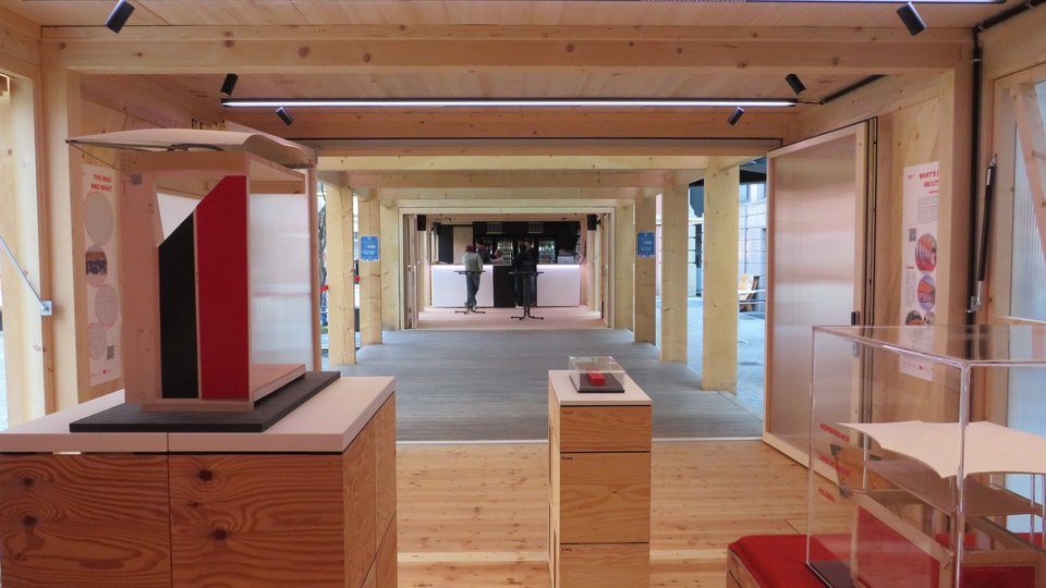 Blick aus Mehrzweckraum zur Theke an anderer Seite des Block 4