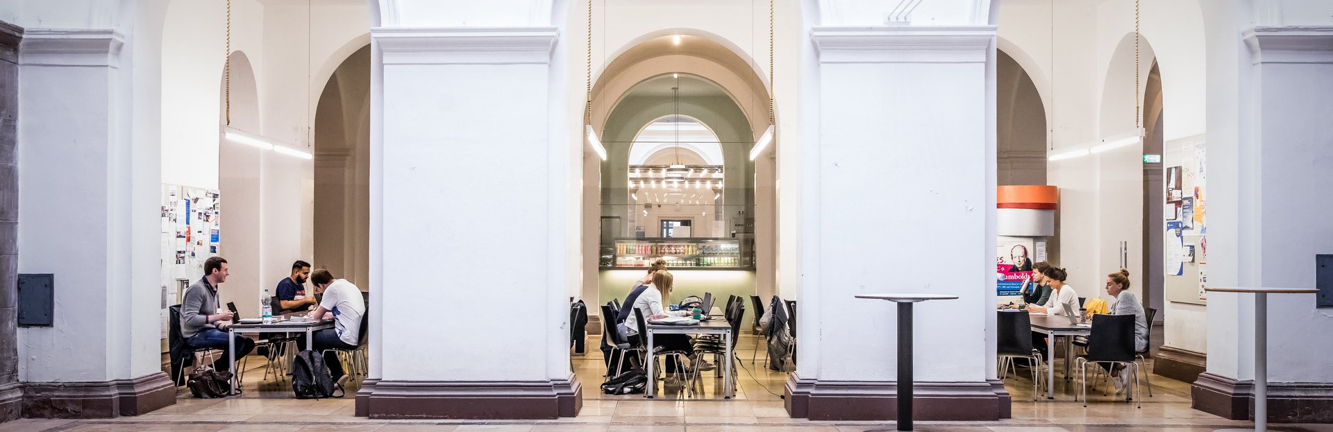 Zu sehen sind Arkadenbögen eines Lichthofs im Erdgeschoss des Hauptgebäudes