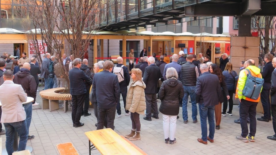 Gruppe von Personen im Innenhof der Hochschule
