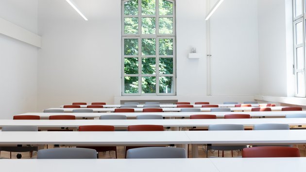 Neue Tische in Hörsaal 1/108