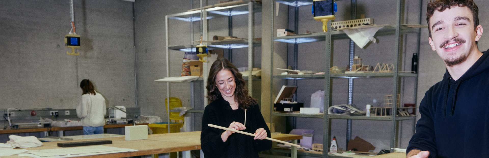 Drei Studierende bauen an einem Architektur-Modell