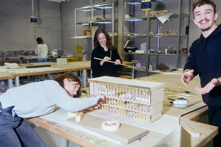 Studierende der Architektur beim Modellbau