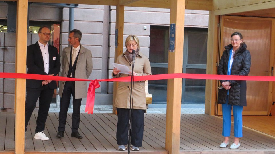 Vier Personen auf Terrasse von Block 4bei Eröffnungsrede
