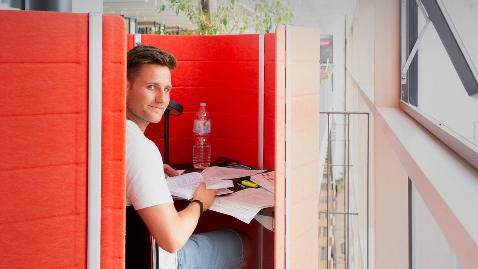 Ein Studierender lernt in der Bibliothek