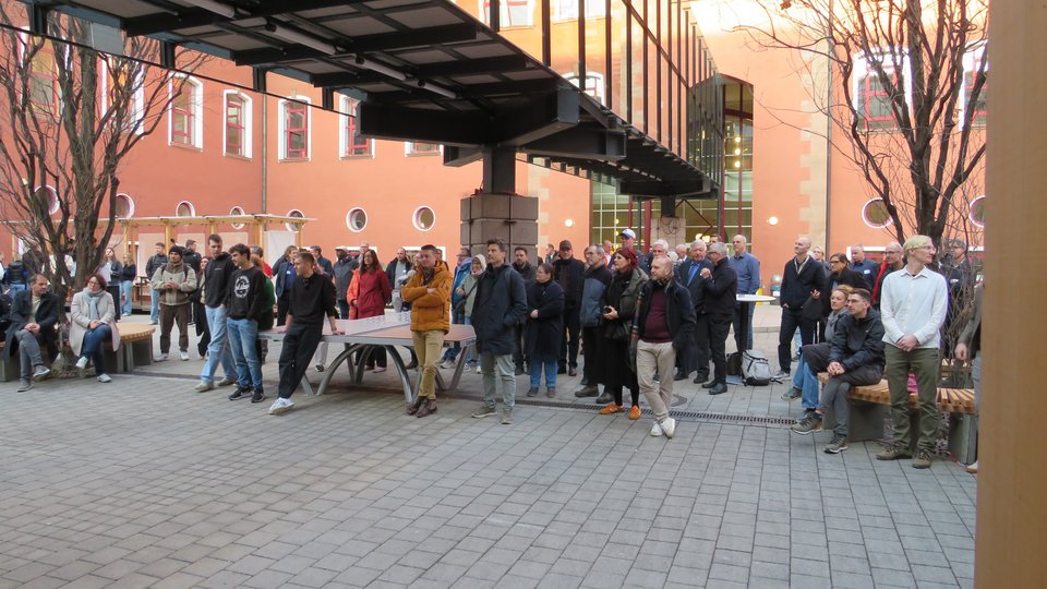 Gruppe Personen im Innenhof der Hochschule