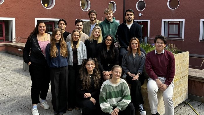Gruppenbild der HFT StudiScouts auf dem Campus