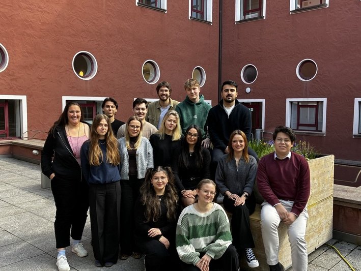 Gruppenbild der HFT StudiScouts auf dem Campus