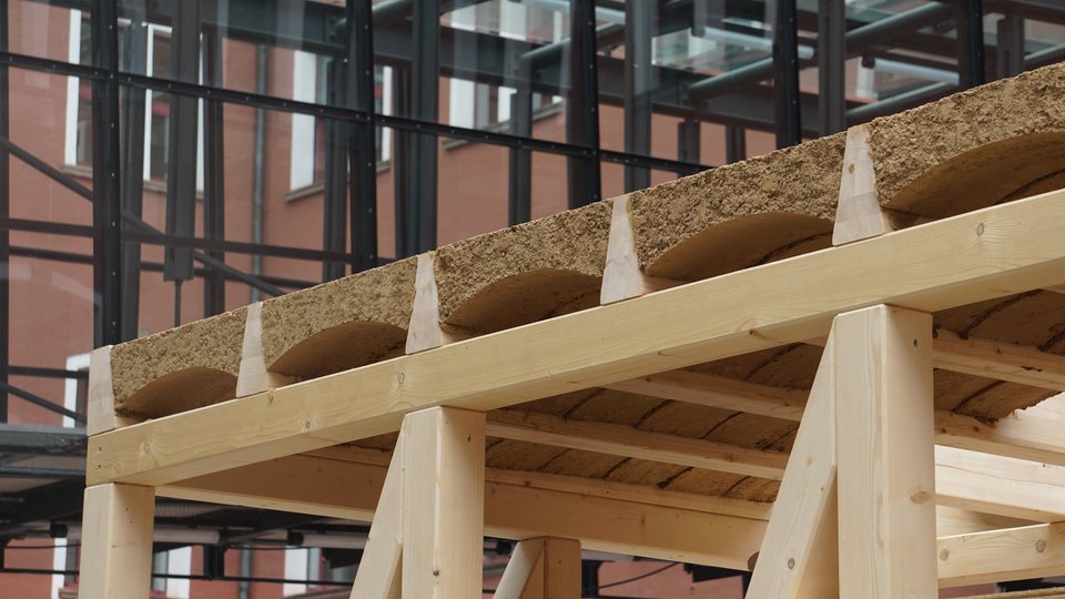 Außenansicht des Aufbaus einer Lehmziegel-Holz-Decke