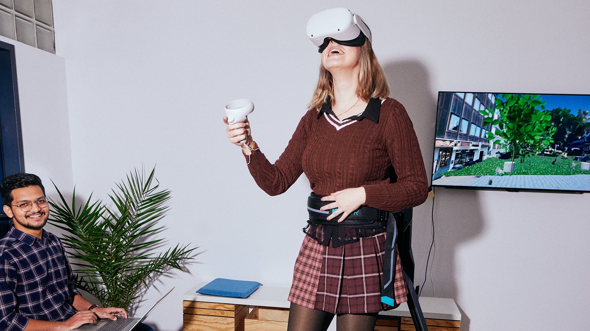 Studentin mit VR Brille