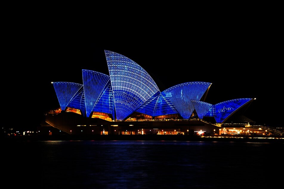 Die beleuchtete Oper in Sydney bei Nacht