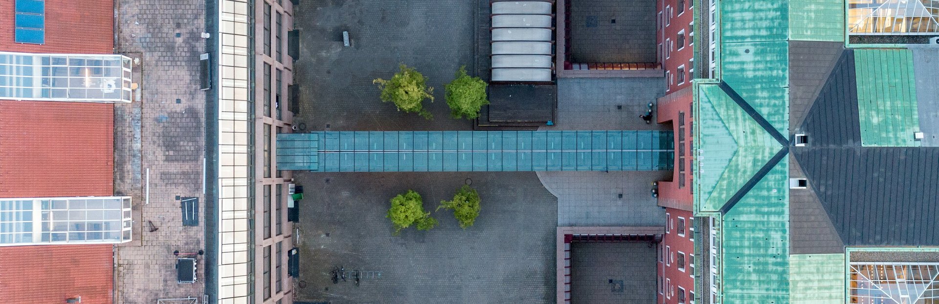 Zu sehe ist ein Luftbild mit Innenhof sowie Haus 1 und 3 der Hochschule als Direktaufsich