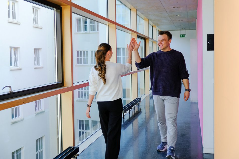 Student und Studentin geben sich "High Five"