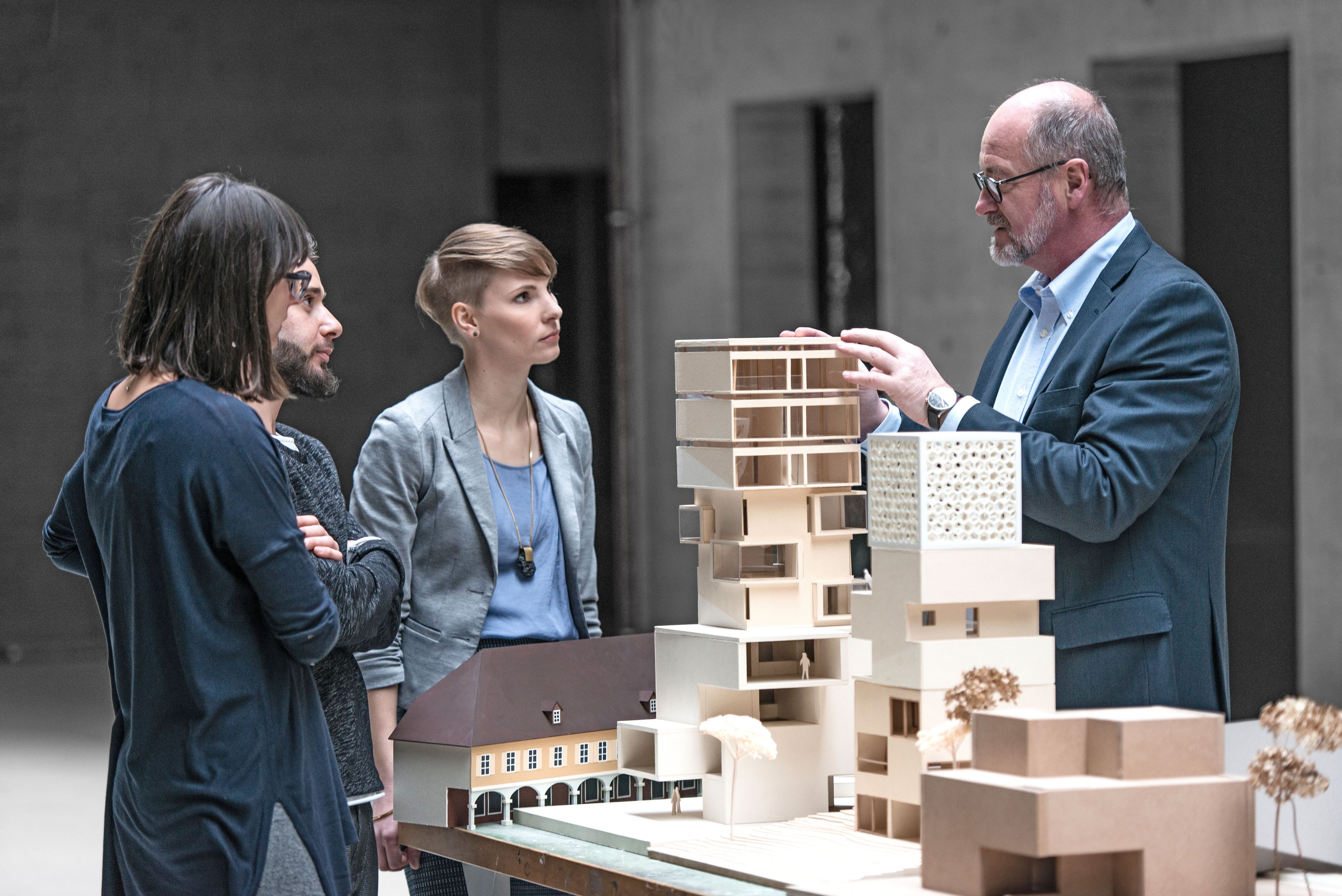 Drei Studierende und Professor im Gespräch