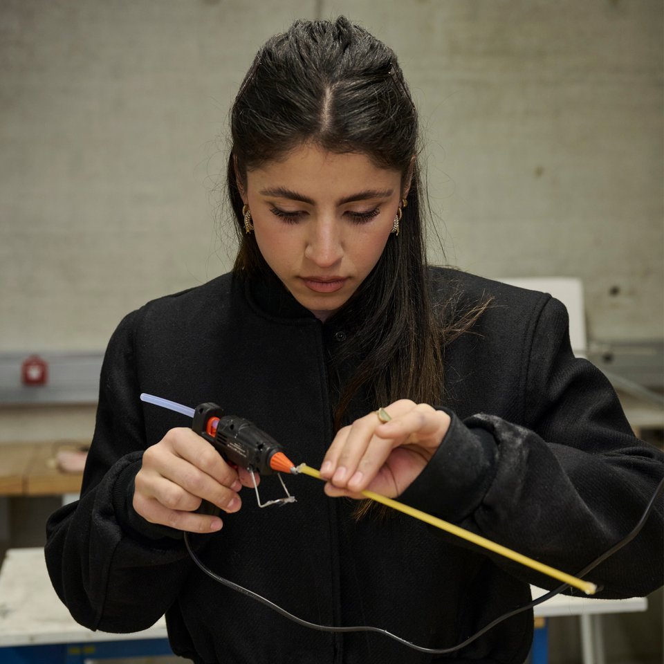 Making-Of Foto, Studierende beim Bau einer Spaghetti-Brücke