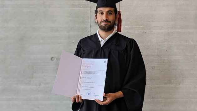 Student Abschlusszeugnis in Hand 