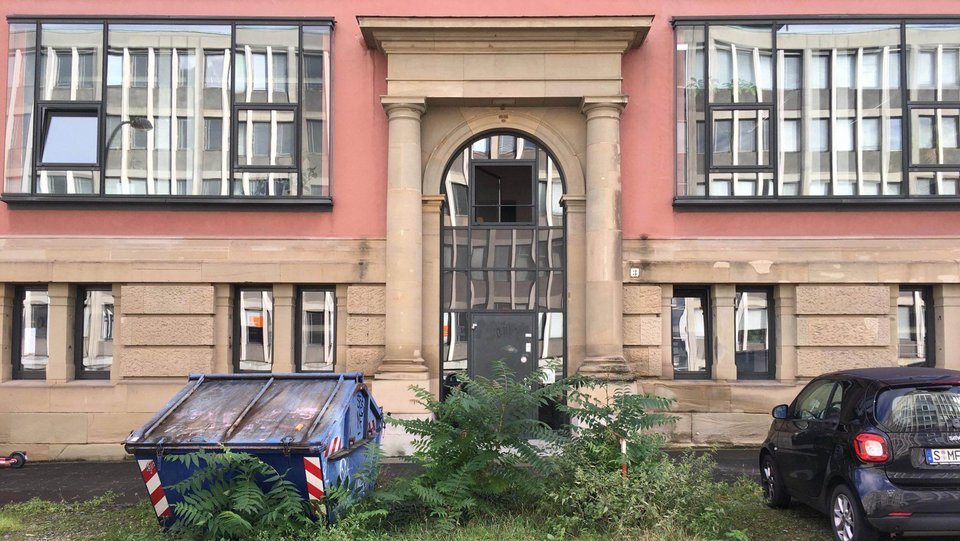 Einer der Eingänge der Hochschule für Technik Stuttgart