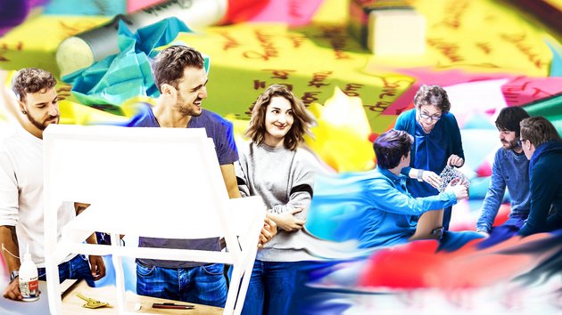 Collage einer Schreibtischlandschaft mit Studierenden im Dialog