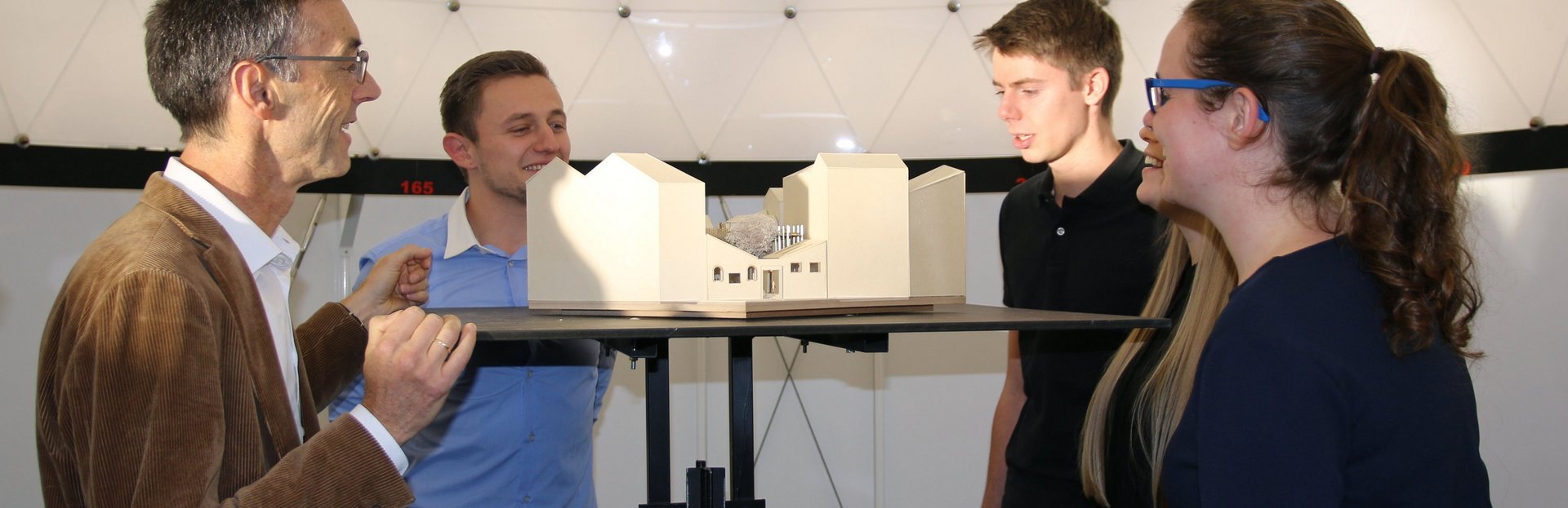 Studierende betrachten ein Modell im Labor für Tageslichtplanung