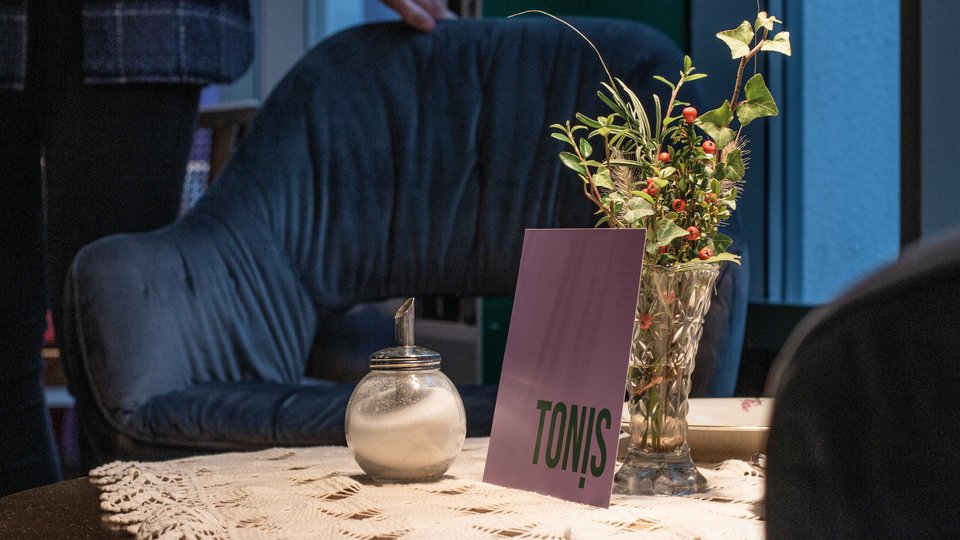Stilleben mit Blume in Tonis Ladencafé