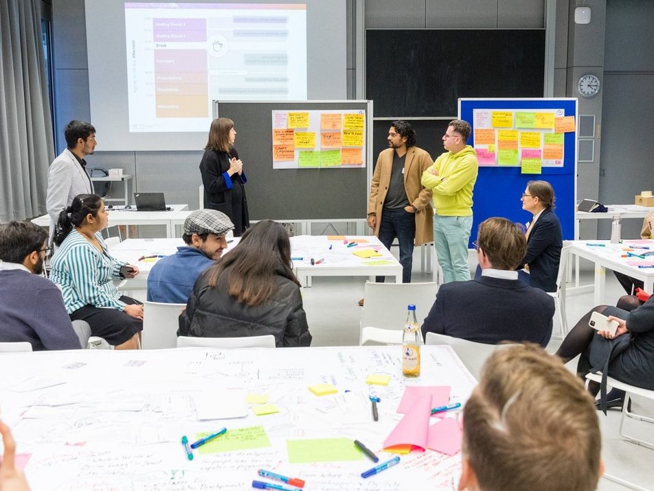 Students presenting results of working groups at the Symposium “What we need to know about the Smart City” in November 2023.