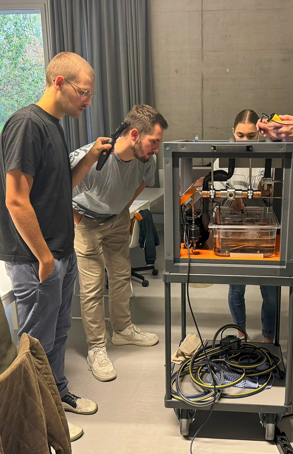 Studierende bei einer Versuchsdurchführung