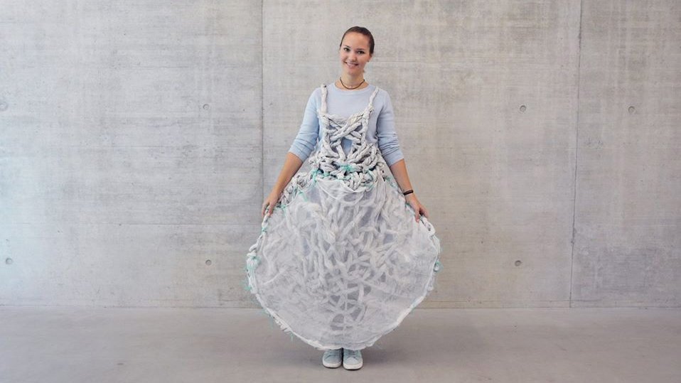 Studierende präsentiert Papierkleid 