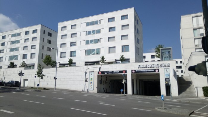 Eine Parkhauseinfahrt am Killesberg