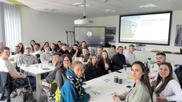 Studierendengruppe um Tische bei Exkursion