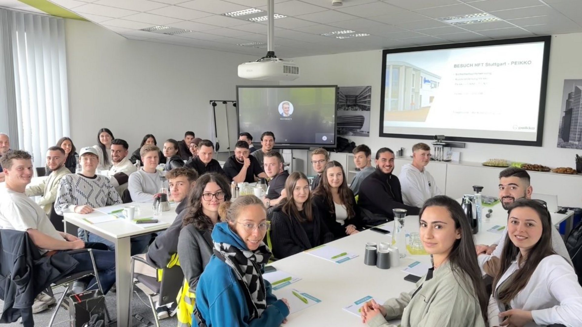 Studierendengruppe um Tische bei Exkursion