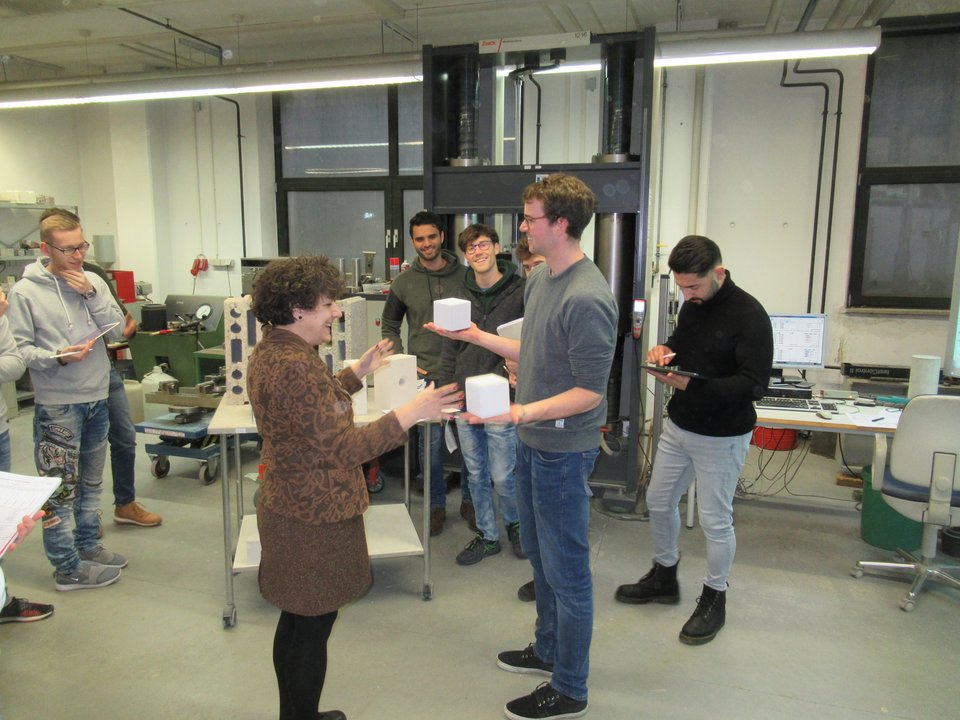 Ein Studierender testet das Gewicht von verschiedenen Materialien