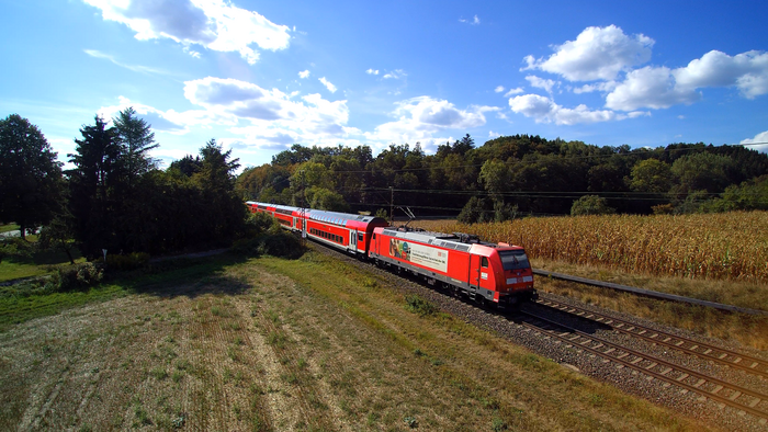 Eine Bahnschiene in der Landschaft mit Bahn
