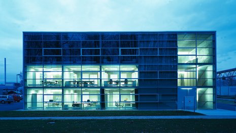 ein Gebäude mit hell erleuchteten Fenstern