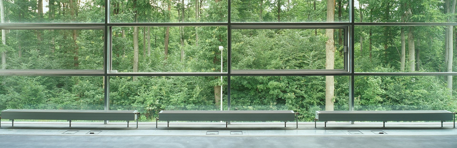 Zentrum für Bauphysik. Blick durch Fenster auf grüne Bäume. 