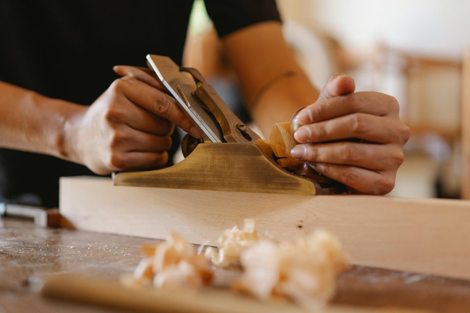 Schreiner mit Holz