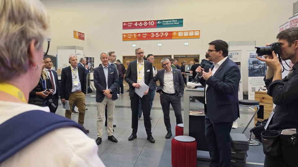 Eröffnungsrundgang am HFT-Messestand mit u.a. Prof. Peter Schäfer, Leiter der Abteilung „Industrie, Innovation, wirtschaftsnahe Forschung und Digitalisierung” im Ministerium für Wirtschaft, Arbeit und Tourismus Baden-Württemberg und Prof. Dr. Christoph Runde, Geschäftsführer Virtual Dimension Center Fellbach (VDC)
