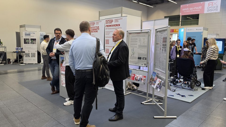 Institut für Angewandte Forschung (IAF) der HFT Stuttgart auf der XR EXPO 2026: Messestand mit Besucher:innen
