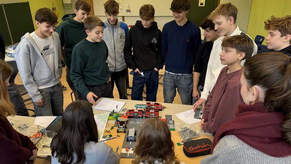 Schüler stehen vor Modell: Gemeinsamer Workshop mit Schülern am Geschwister-Scholl-Gymnasium