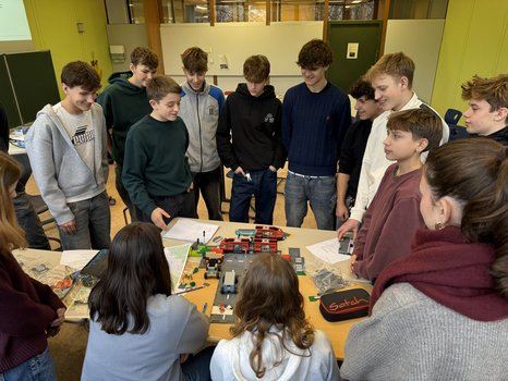 Schüler stehen vor Modell: Gemeinsamer Workshop mit Schülern am Geschwister-Scholl-Gymnasium