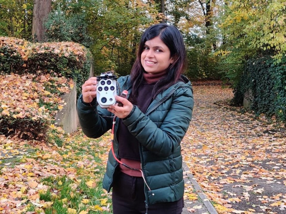 Die Doktorandin Arpita Sinha bei Aufnahmen für ihre Forschung.