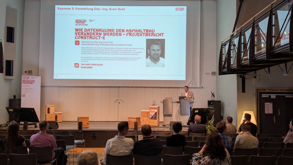 Tag der Forschung 2026 - Keynote "Wie Datnräume den Asphaltbau verändern werden - Projektbericht Construct-X", Sven Gohl, Makadamlabor Schwaben GmbH