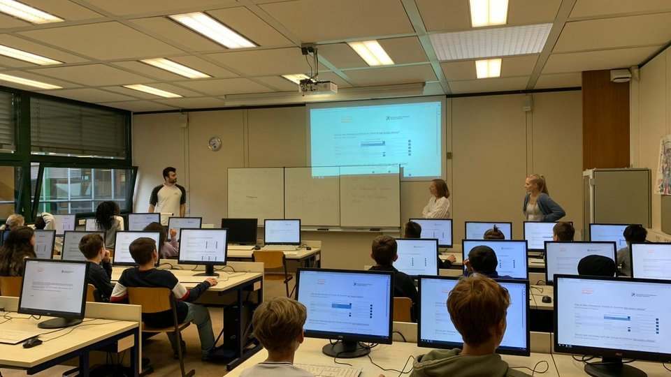 PC-Raum mit Schülern und Projektmitarbeitenden: Datenerhebung an Bildungseinrichtungen