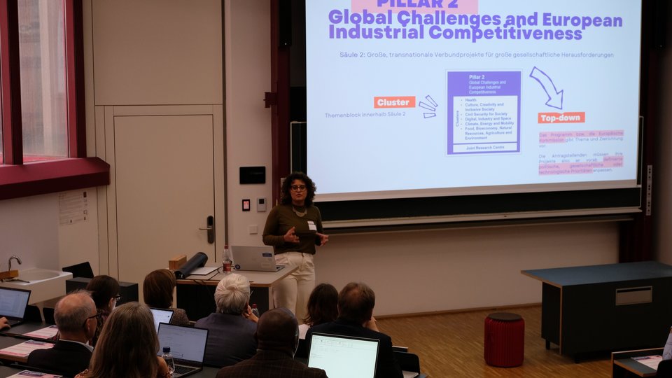 Die Referentin stellt eine Folie vor "Global Challenges im Überblick"
