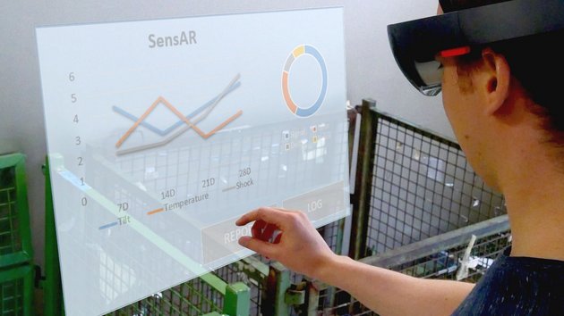 Person vor Hinweisschild