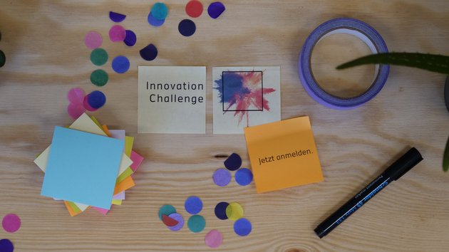 Büromaterial ausgelegt auf einem Tisch