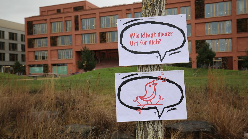 Schild an einem Baum