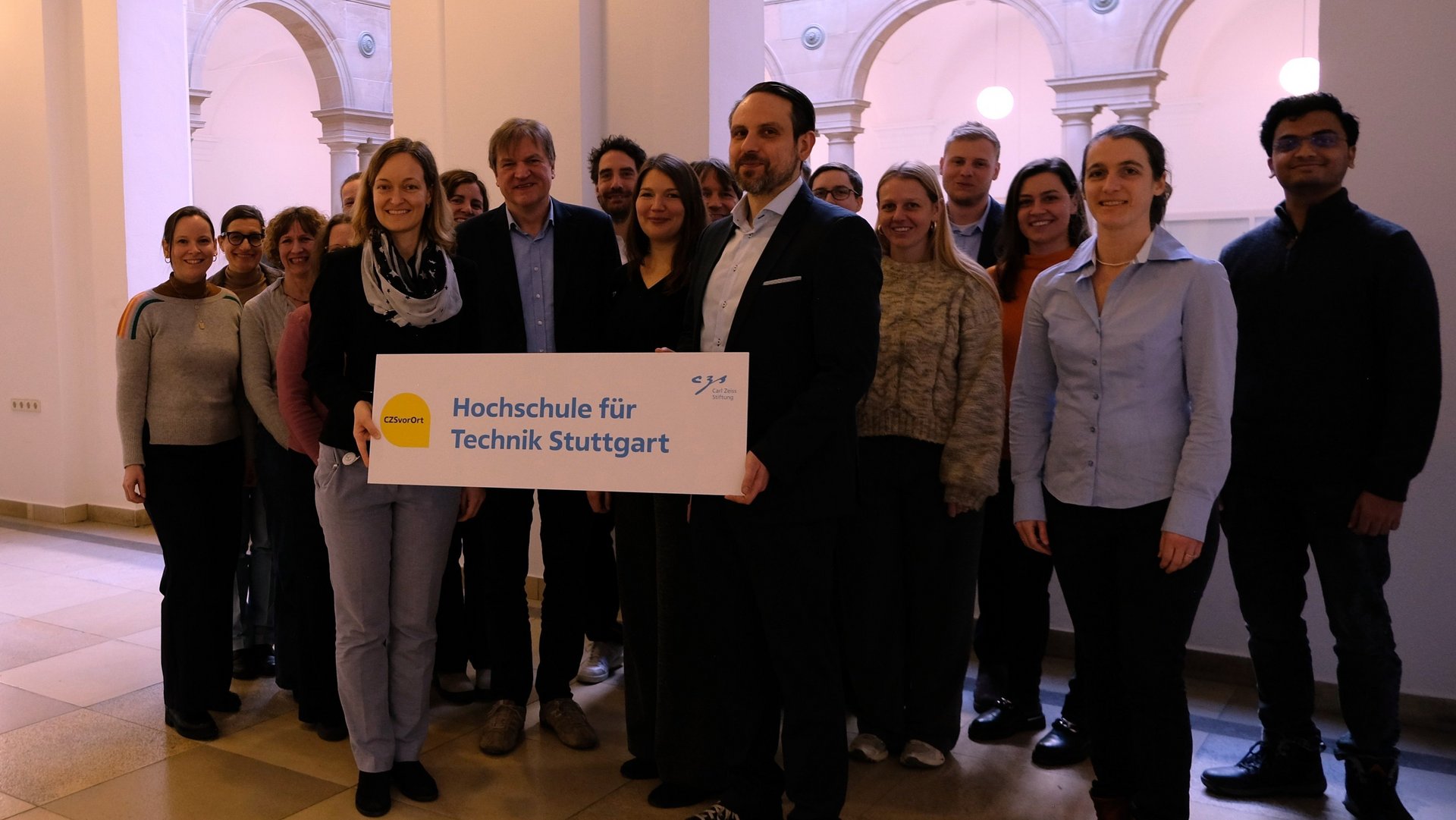 Gruppenfoto Carl-Zeiss-Stiftung vor Ort an der Hochschule für Technik Stuttgart
