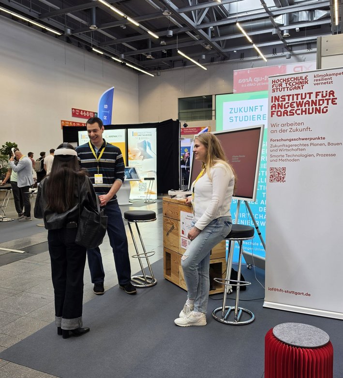 Live-Demonstrationen von XR-Anwendungen der HFT Stuttgart: Besucherin testet VR-Anwendung