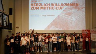 Die Sieger:innen des Mathecups 2026 werden auf der Bühne gefeiert.