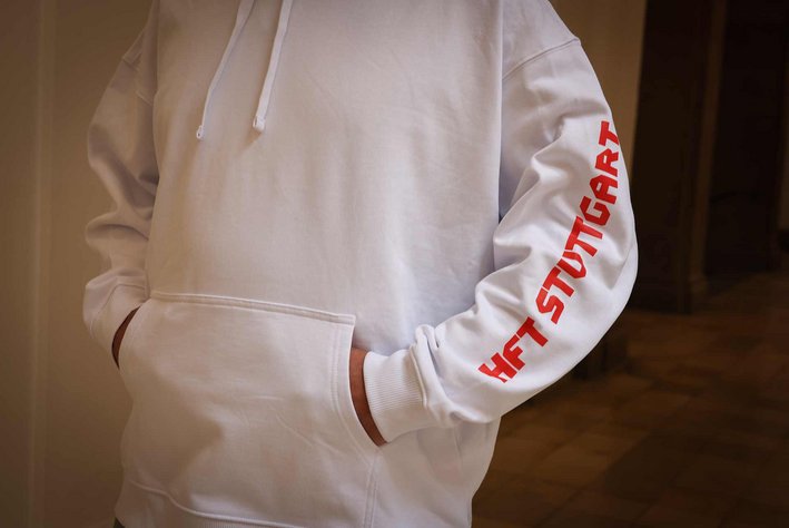Weißer Hoodie ohne Reisverschluss mit rotem Druck auf linkem Arm "HFT Stuttgart"
