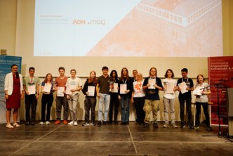 Die Siegerinnen und Sieger des Mathe-Cups stehen auf der Bühner der HFT Stuttgart